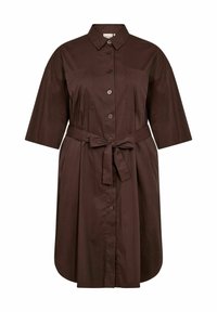 Abito camicia marrone con bottoni in cotone, dotato di una cintura, maniche corte e due tasche sul petto. Tessuto liscio con una vestibilità comoda.