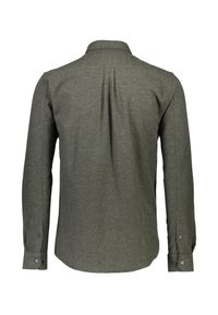 Langarmshirt in donker olijfgroen stof, met een rugpand, centrale plooi en afgeronde onderrand met knoopsluiting bij de mouwen.
