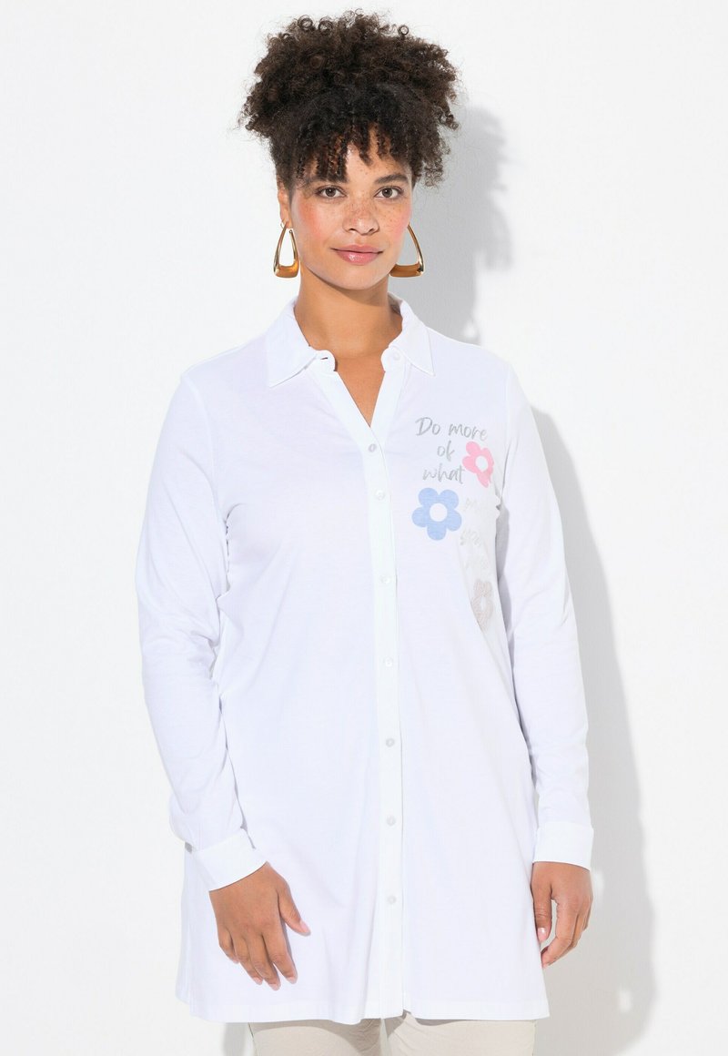 Weißes Langarmshirt mit Knopfleiste, verziert mit floralen Stickereien in Pink und Blau, aus weichem Baumwollmaterial.