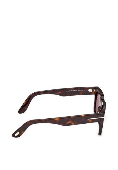 Rechthoekige zonnebril met schildpadpatroon, dikke pootjes en subtiele zilveren details op de pootstukken.