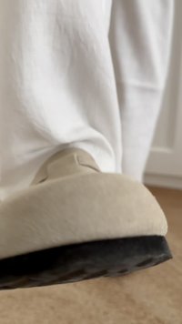 Beige velúrbőr cipő lekerekített orral és fekete gumitalppal. A cipőn minimális varrási részletek találhatók, és puha tapintású.
