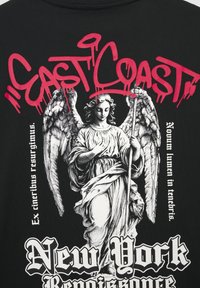 Czarny t-shirt z dużym białym i szarym motywem anioła z skrzydłami, różowym napisem „EAST COAST” oraz białym napisem „New York Renaissance”.