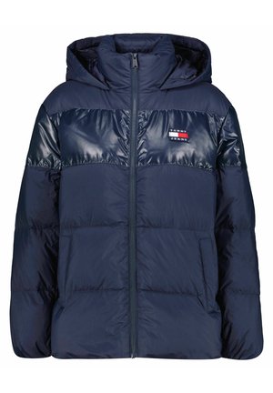 Granatowa pikowana kurtka z kapturem, pełnym zamkiem błyskawicznym, dwoma przednimi kieszeniami i naszywką z logo Tommy Jeans na piersi.