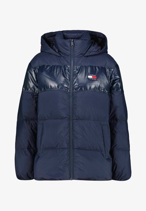 Marineblaue Steppjacke mit Kapuze, durchgehendem Reißverschluss, zwei Vorderentaschen und einem Tommy Jeans-Logo-Patch auf der Brust.