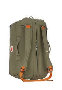 Borsa duffel verde con manici arancioni, tessuto resistente, doppie maniglie laterali, una cerniera superiore e un'etichetta logo circolare sul fronte.