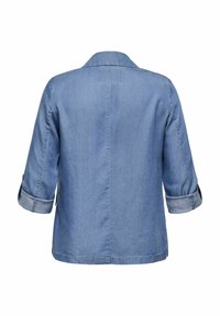 Chaqueta de mezclilla con un tono azul claro, mangas enrolladas, cuello y un diseño recto en la parte posterior. Textura suave con un estilo simple y limpio.