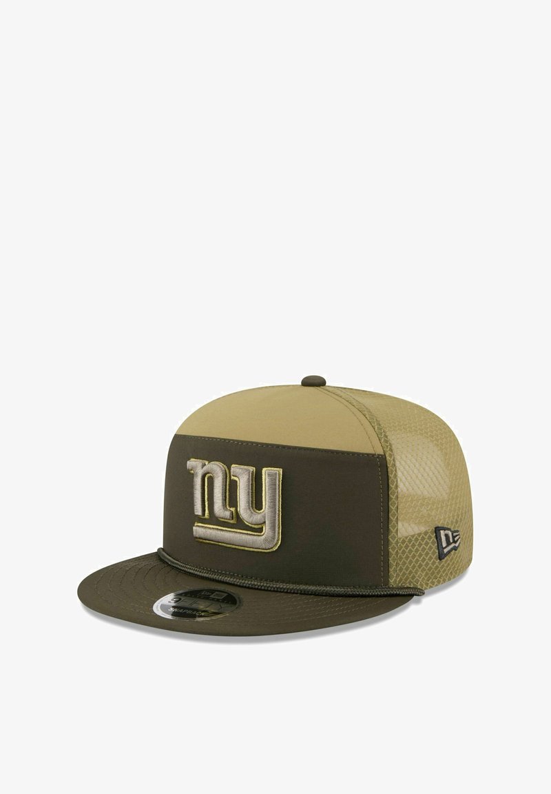 Casquette vert olive avec des côtés en maille beige, arborant un logo "ny" brodé en gris et blanc à l'avant, et une visière plate.