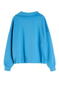 Niebieski sweter z kołnierzykiem, opadającymi ramionami i elastycznym dołem. Wykonany z miękkiego materiału o gładkiej fakturze i luźnym kroju.