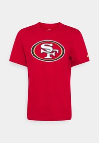 Rode katoenen T-shirt met een wit en zwart cirkelvormig logo met "SF" in het midden. Gouden Nike-embleem op de rechtermouw.