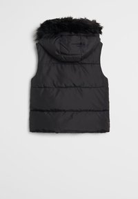 Schwarze Puffer-Weste mit Kapuze, ausgestattet mit einem Besatz aus Kunstfell, steppendem Design und horizontalen Nahtdetails. Keine Ärmel, matte Oberfläche.