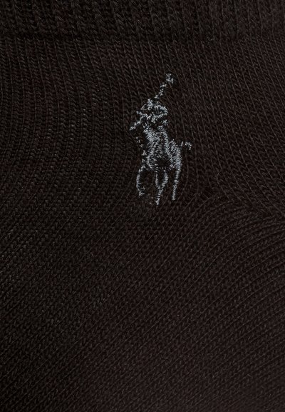 Calcetines de punto negros con un patrón texturizado y un logotipo bordado en gris de un caballo en posición de alzada.