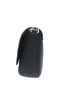 Borsa a spalla in pelle nera con finitura testurizzata, forma rettangolare e dettaglio con anello argento. Manico singolo attaccato con una chiusura sicura.