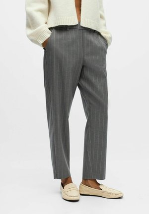 Pantalon à rayures gris en mélange de laine texturée, avec une coupe décontractée, des poches latérales et un design à devant plat.