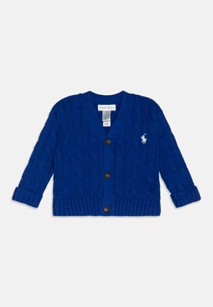 Blåstrikket cardigan med V-hals, knapplukking foran og ribbede mansjetter. Har et teksturert kabelstrikkmønster og en liten brodert logo.
