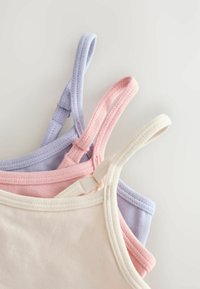 Tre canotte in lavanda, rosa e crema. Realizzate in morbido cotone con spalline regolabili e bordi cuciti. Design semplice e moderno.