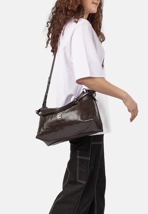 CLIO, CHARLY CRINKLE PATENT - Sac à main - chocolate