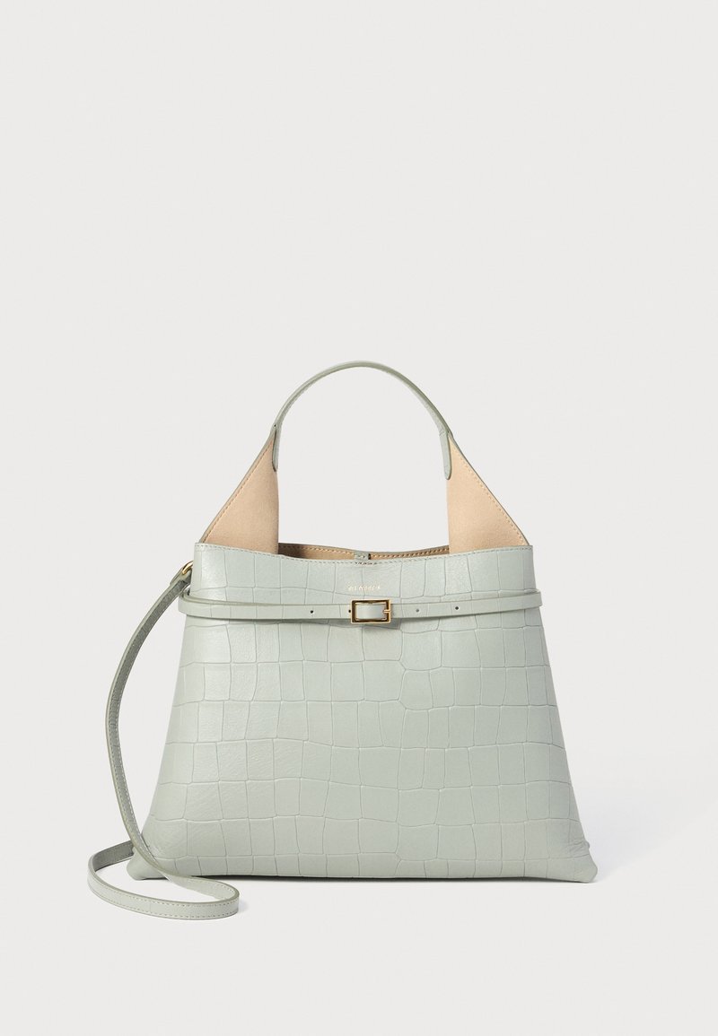 Vaaleanvihreä, jämäkkä käsilaukku, jossa on krokotiilinkuosiset pinnat, vaaleanruskeat yksityiskohdat, ylöspäin avattava kahva ja säädettävä olkahihna; varustettu kultaisella lukolla.