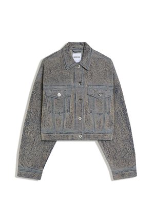 Przycięta kurtka jeansowa z długim rękawem, z efektem prania kwasem, zapinana na guziki z przodu, z kołnierzem i dwoma kieszeniami na piersi zapinanymi na guziki.