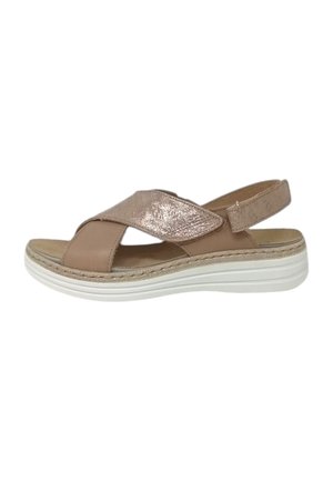 Sandal aperto leggero in pelle beige con cinturino incrociato in oro rosa metallico e suola piatta bianca. Presenta un cinturino posteriore regolabile.