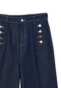 Pantaloni in denim blu scuro con vita alta, sei bottoni argentati sul lato e cuciture bianche a contrasto lungo le cuciture.