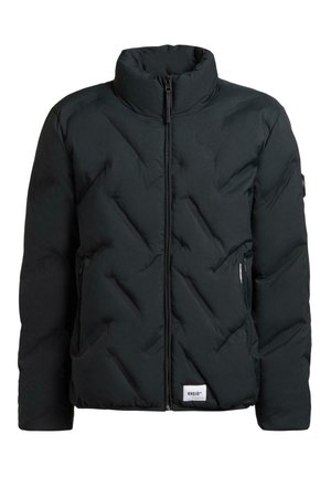 Doudoune noire avec un col montant, fermeture éclair et deux poches latérales zippées. Présente un design texturé matelassé et une étiquette en tissu au bas.