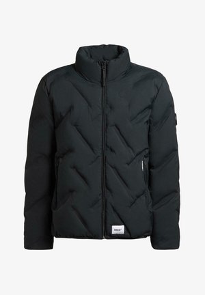 Doudoune noire avec un col montant, fermeture éclair et deux poches latérales zippées. Présente un design texturé matelassé et une étiquette en tissu au bas.