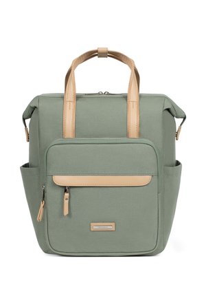 Sac à dos en tissu vert avec poignées en cuir beige, poche frontale zippée, poches latérales et fermetures éclair argentées.
