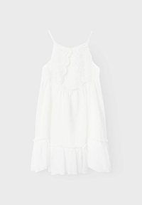 Weißes ärmelloses Kleid mit Spitzenverzierungen am Ausschnitt, geraffter Taille und Rüschensaum. Aus leichtem Stoff gefertigt.
