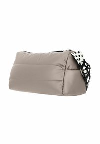Sac à bandoulière beige matelassé avec une sangle tachetée noir et blanc, forme rectangulaire, texture lisse et fermeture zippée.