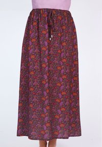 Blumenmuster langer Rock in Lila, Rot und Grün. Hergestellt aus leichtem Material mit einem elastischen Bund und Kordelzügen für eine verstellbare Passform.