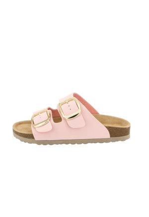 Roze slipper met twee verstelbare gouden gespen, gevormd kurken voetbed en een profielzool voor grip.