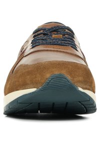 Sneaker in pelle scamosciata e pelle marrone con lacci blu, suola testurizzata e linguetta imbottita. Presenta una punta arrotondata e suola imbottita per il massimo comfort.