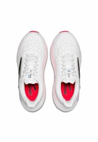 Zapatillas deportivas blancas con parte superior de malla, acentos negros, suelas rosas y plantillas rojas. Presentan un diseño de cordones y punta redondeada.