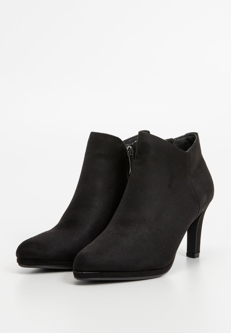 Bottines noires en daim lisse, avec un bout pointu et un talon fin. Fermeture éclair sur le côté pour un enfilage facile.