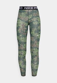 Leggings Nike Pro da donna con motivo floreale a camo verde e marrone, vita nera con testo bianco "NIKE PRO" e logo swoosh bianco di Nike.