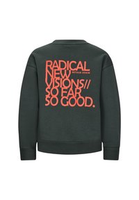Felpa verde scuro con grande testo arancione sul retro che recita "RADICAL NEW VISIONS// SO FAR SO GOOD. RETOUR DENIM."