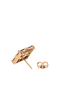 Pendiente de tono dorado con un diseño rectangular, que presenta una gema azul y una parte trasera texturizada. Incluye un cierre de tipo lazo para un ajuste seguro.