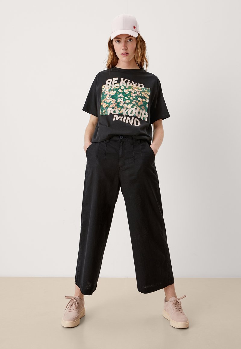 Damen T-Shirts | QS by s.Oliver SUR LE DEVANT T-Shirt print black placed print/schwarz - TH10706 Damen T-Shirts | QS by s.Oliver SUR LE DEVANT T-Shirt print black placed print/schwarz - TH10706