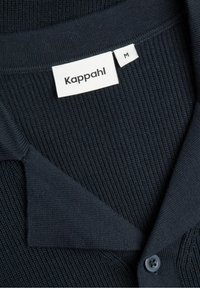 Tummansininen ribbiknitti-polo paita kauluksella, jossa on yksi nappi ja etiketti, jossa lukee "Kappahl" ja koko "M."