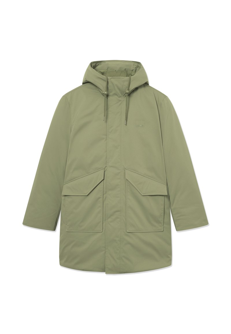Parka impermeable de color verde oliva con cremallera frontal, capucha con cordón y dos grandes bolsillos frontales. Textura suave y diseño liviano.
