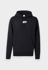 Felpa nera Nike con tasca a marsupio frontale, cappuccio con cordino e piccolo logo ovale verde chiaro centrato sul petto.