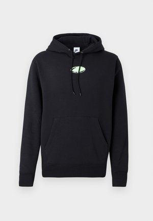 Fekete Nike kapucnis pulóver elülső kenguruzsákkal, húzózsinóros kapucnival és középen lévő, kis világoszöld ovális logóval a mellkasán.