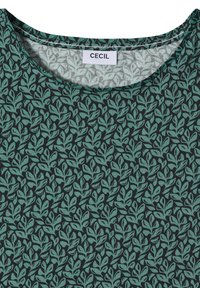 Tissu vert avec un fond sombre, couvert d'un petit motif répétitif de feuilles vert clair et une étiquette blanche portant la mention "CECIL" au col.