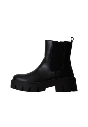 Bota negra de cuero hasta el tobillo con suela gruesa, panel lateral elástico y tira para tirar en la parte trasera.