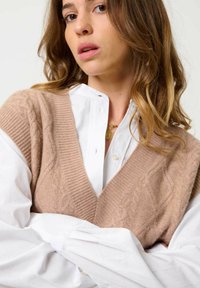 Authentic Cashmere ASLOG SLEEVELESS V-NECK - T-shirt basique - mottled camel