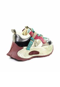 Wielokolorowe sneakersy z połączeniem skóry i tkaniny. Posiadają masywną podeszwę w kolorze kremowym i burgundowym, turkusowe sznurówki oraz unikalne akcenty wzornicze.