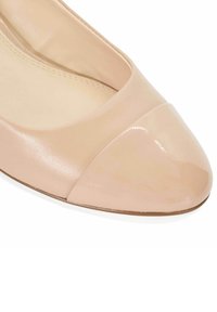 Nude ballerina met een glanzende lak neus, zachte leren bovenkant, ronde vorm en een gewatteerde binnenzijde voor comfort.