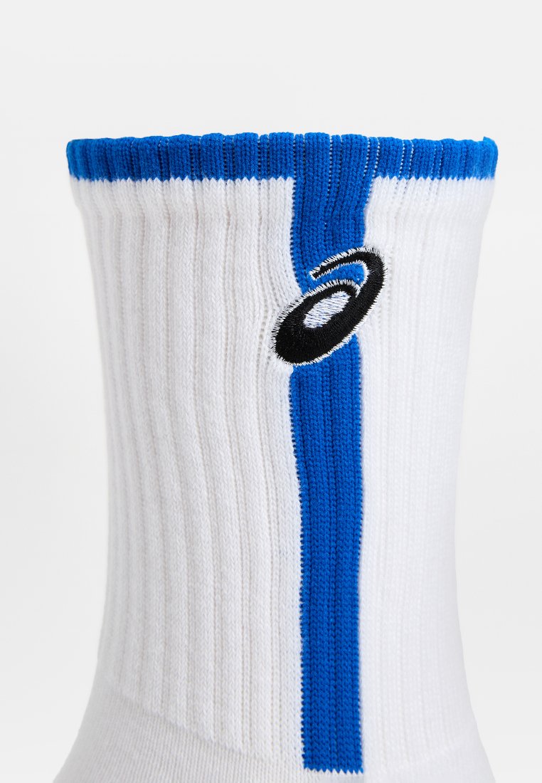 Calzino bianco a coste con una striscia verticale blu e un risvolto blu, caratterizzato da un logo Asics ricamato in bianco e nero sul lato.