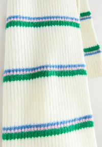 Ribbed kreem sall, millel on horisontaalsed triibud rohelises, helesinises ja roosas, tekstuurse villase välimusega.
