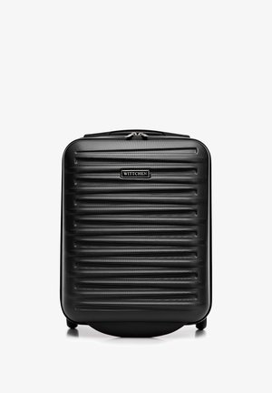 Valise rigide noire avec un design rayé texturé, dotée d'une poignée supérieure, de doubles zips et d'un logo de marque bien en vue.